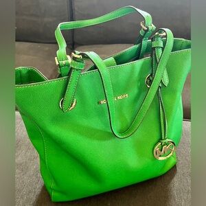 Michael Kors purse, like new great condition and very clean, excellent size!